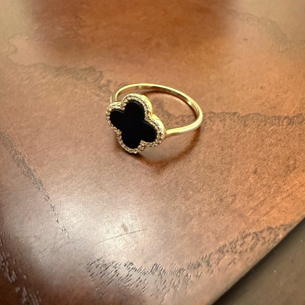 Elegant Black and Gold Clover Ring
